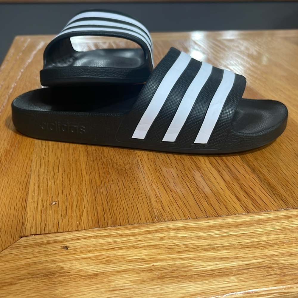 Adidas women’s slip ons - Picture 3 of 3
